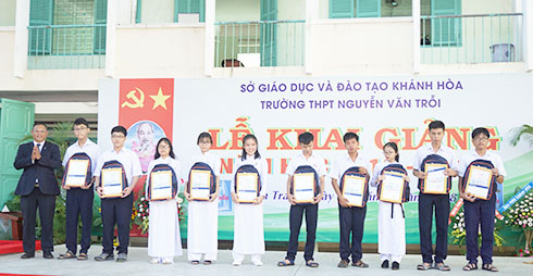Ông Phạm Tấn Minh - Giám đốc Sacombank Chi nhánh Khánh Hòa trao học bổng cho các học sinh Trường THPT Nguyễn Văn Trỗi.