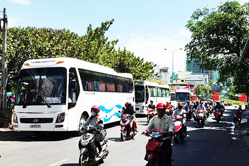 Xe du lịch 50 - 60 chỗ đậu ở đầu đường Nguyễn Trãi.