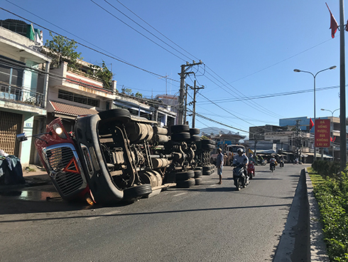 Mất lái, xe đầu kéo lật sát nhà dân