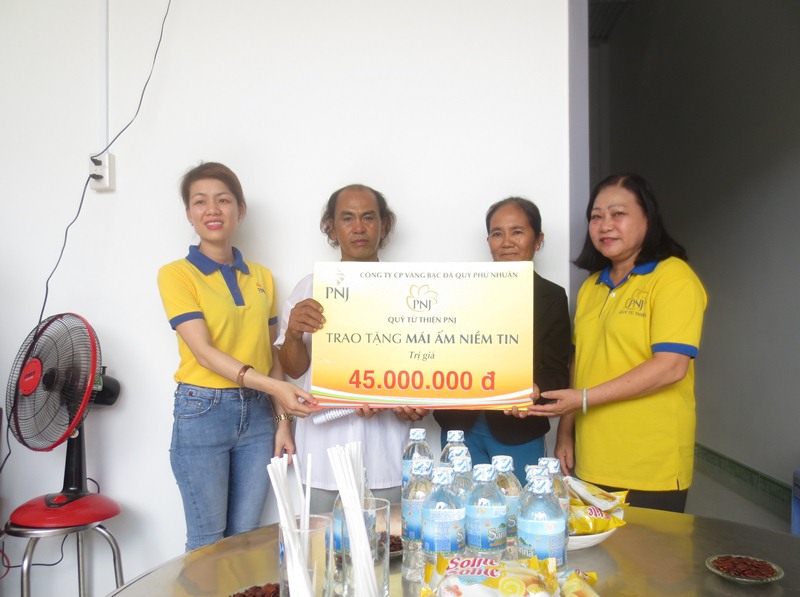 Công ty trao tiền hỗ trợ cho gia đình chị Phô