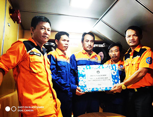 Cứu tàu cá cùng 15 ngư dân gặp nạn trên biển