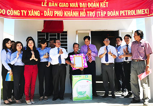 Niềm vui của ông Trần Văn Hùng khi có nhà mới.