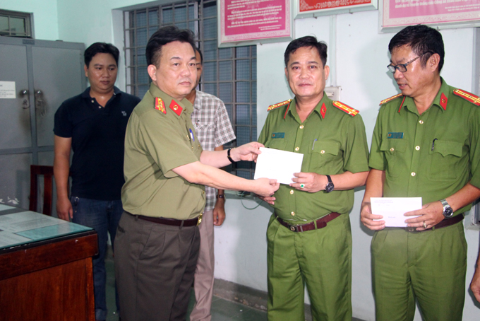 Đại tá Nguyễn Khắc Cường thưởng nóng cho các đơn vị phá án