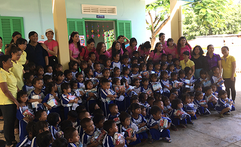 Chụp hình lưu niệm cùng các cháu trường mẫu giáo Vành Khuyên.