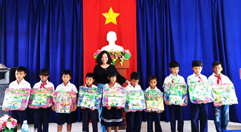Báo Khánh Hòa và các đơn vị: Tặng quà cho các trường tại xã Suối Cát