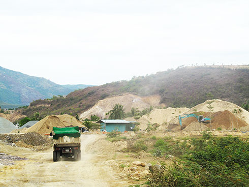 Nhu cầu đất san lấp tại các dự án đang rất “nóng”. 