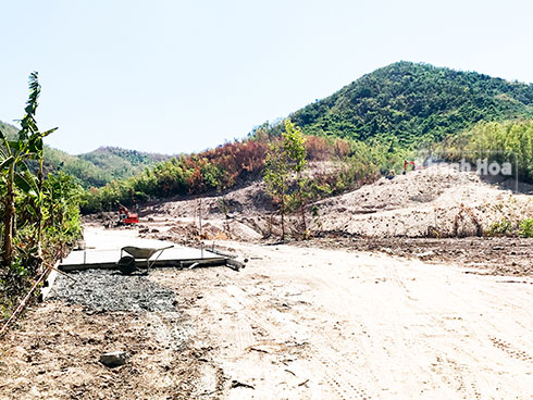 Đường bê tông được làm tại khu đất rừng ở thôn Phước Hạ mà bà Ng. giới thiệu.