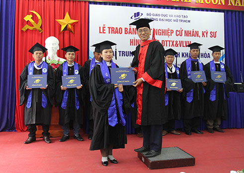 Trung tâm Giáo dục thường xuyên tỉnh Khánh Hòa - Đại học Mở TP. Hồ Chí Minh: Trao bằng tốt nghiệp cho 94 học viên