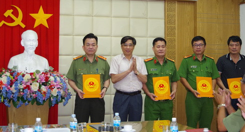  Chủ tịch UBND tỉnh Khánh Hòa trao thưởng cho các đơn vị.