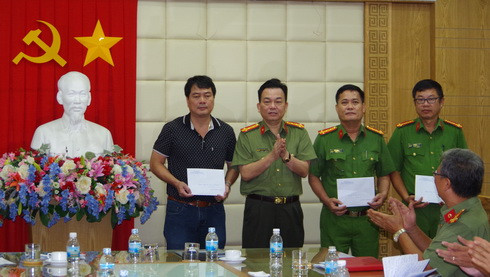 Thừa ủy quyền của lãnh đạo Bộ Công an, đại tá Nguyễn Khắc Cường Giám đốc Công an tỉnh Khánh Hòa đã trao tiền thưởng của Bộ Công an cho các đơn vị.
