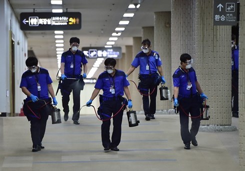 Nhân viên phun thuốc khử trùng nhằm ngăn chặn sử lây lan của virus MERS tại sân bay quốc tế Gimpo ở Seoul. Ảnh: Yonhap.