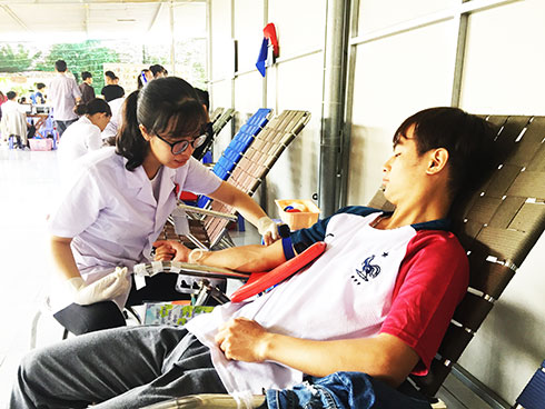 Các thành viên của Đạo tràng Phật Khánh tham gia hiến máu tình nguyện.