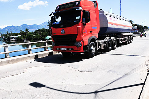 Mỗi ngày, cầu Cam Hải có hàng trăm lượt xe ô tô lớn lưu thông.