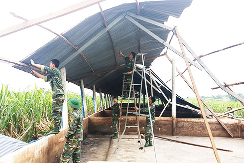Bộ đội Biên phòng tỉnh giúp dân khắc phục hậu quả  cơn bão số 12 năm 2017.