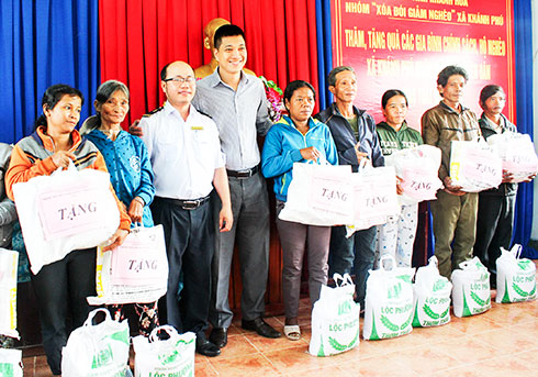 Đại diện Cục Thuế tỉnh phối hợp với  các đơn vị tặng quà tại xã Khánh Phú. 