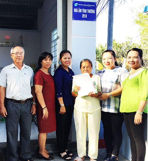 Trao "Mái ấm tình thương" cho phụ nữ nghèo