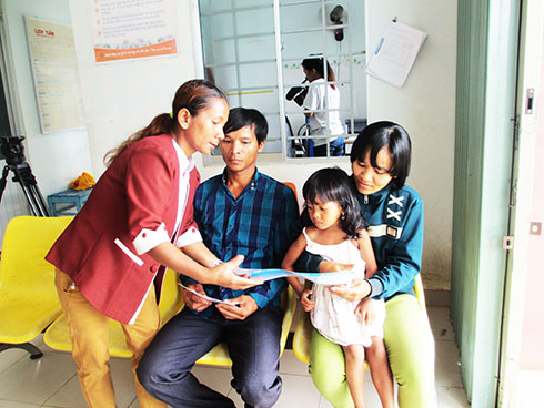 Chị Nhàn hướng dẫn người dân thực hiện  kế hoạch hóa gia đình.