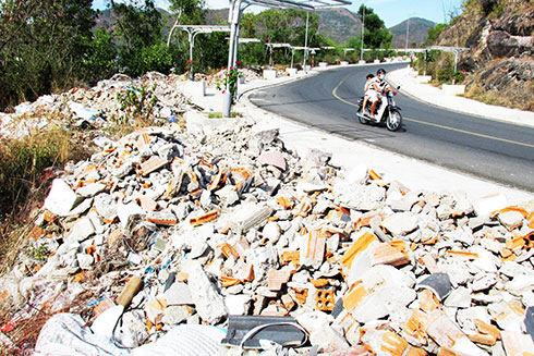 Đường vòng Núi Chụt tràn ngập rác, xà bần