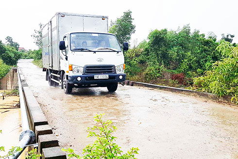 Hiện trạng cầu tràn sông Chò.