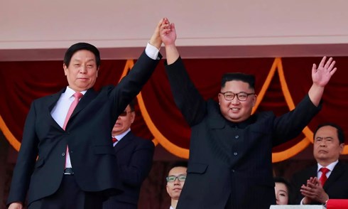 Nhà lãnh đạo Triều Tiên Kim Jong Un và Ủy viên trưởng Ủy ban Thường vụ Đại hội Đại biểu Nhân dân Toàn quốc (tức Chủ tịch Quốc hội) Trung Quốc Lật Chiến Thư tại Lễ kỷ niệm 70 năm Quốc khánh Triều Tiên ở Bình Nhưỡng ngày 9/9/2018. Ảnh: Reuters