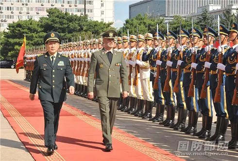 Bộ trưởng Quốc phòng Trung Quốc Ngụy Phượng Hoà và người đồng cấp Iran Amir Hatami tại Bắc Kinh ngày 7/9. Ảnh: Chinese Military Online