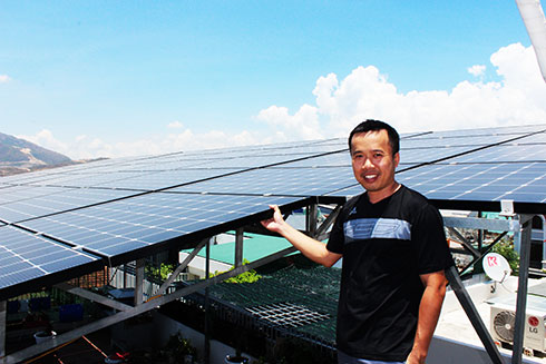 Ông Kiều Bảo Tâm bên hệ thống sản xuất điện mặt trời của gia đình.