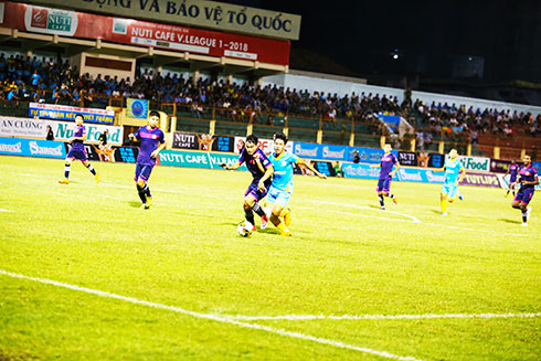 Các cầu thủ Sanna Khánh Hòa - Biển Việt Nam trong một trận đấu trên sân nhà.