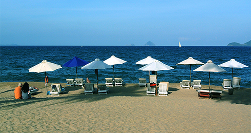 Bãi biển Nha Trang được thiên nhiên ban tặng cho vẻ đẹp quyến rũ.