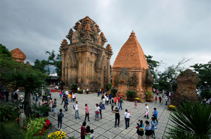 Khu di tích Tháp Bà Ponagar hút khách du lịch