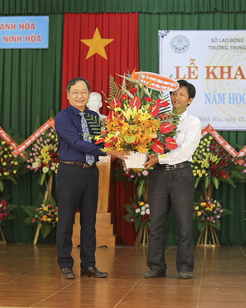Đồng chí Nguyễn Đắc Tài tặng hoa chúc mừng khai giảng năm học mới tại trường Trung cấp nghề Ninh Hòa.
