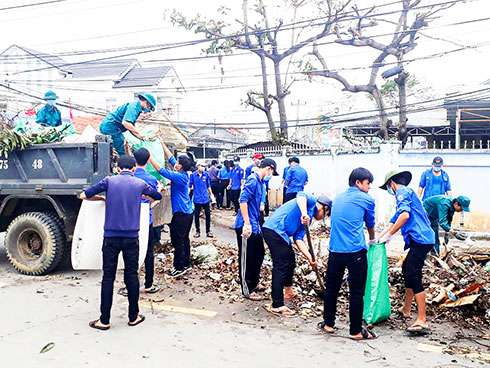 Dọn vệ sinh môi trường tại huyện Vạn Ninh.