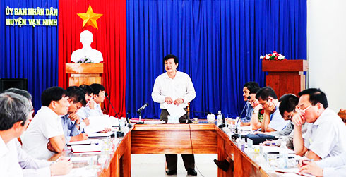 Đồng chí Trần Sơn Hải kết luận buổi làm việc với huyện Vạn Ninh.