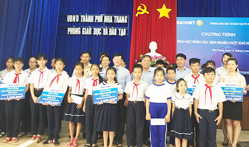 Lãnh đạo Công ty Bảo Việt Khánh Hòa và Phòng Giáo dục và Đào tạo TP. Nha Trang trao học bổng cho học sinh.    