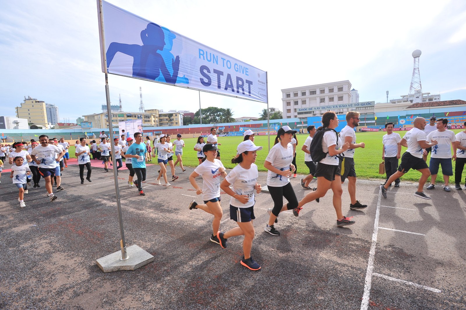 Chương trình chạy bộ thiện nguyện thu hút rất đông người dân tham gia