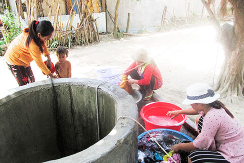 Người dân thôn Trang dùng nước giếng thay hệ thống nước tự chảy. 