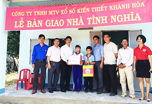 Lãnh đạo Công ty TNHH MTV Xổ xố Kiến thiết Khánh Hòa  và đại diện chính quyền xã Ninh Phụng bàn giao nhà  cho 3 chị em Võ Thị Trà My.