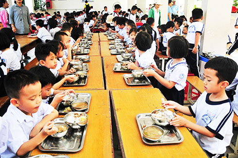 Giờ ăn trưa của học sinh Trường Tiểu học Vĩnh Thọ (TP. Nha Trang).