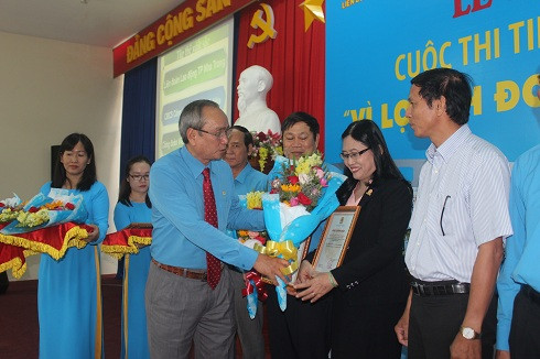 Đại diện Liên đoàn Lao động tỉnh khe thưởng 6 tạp thể có nhiều đóng góp cho cuộc thi.