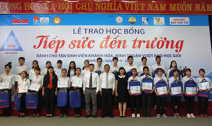 Trao học bổng &quot;Tiếp sức đến trường&quot; cho 71 tân sinh viên vượt khó
