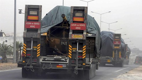 Xe tải chở xe tăng Thổ Nhĩ Kỳ tiến về biên giới với Syria. (Ảnh: AP)