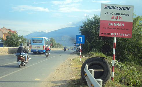 Biển báo giao thông hay biển quảng cáo?