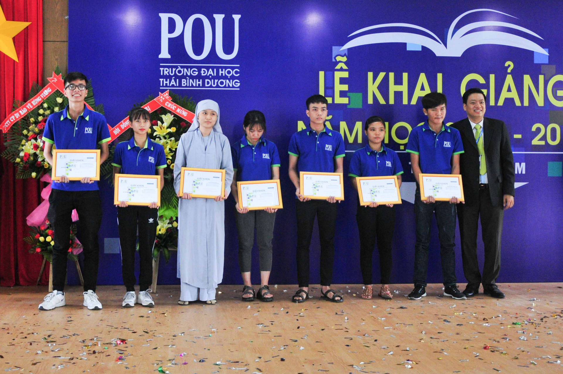 Nhà trường khen thưởng các sinh viên thủ khoa đầu vào năm học 2018-2019