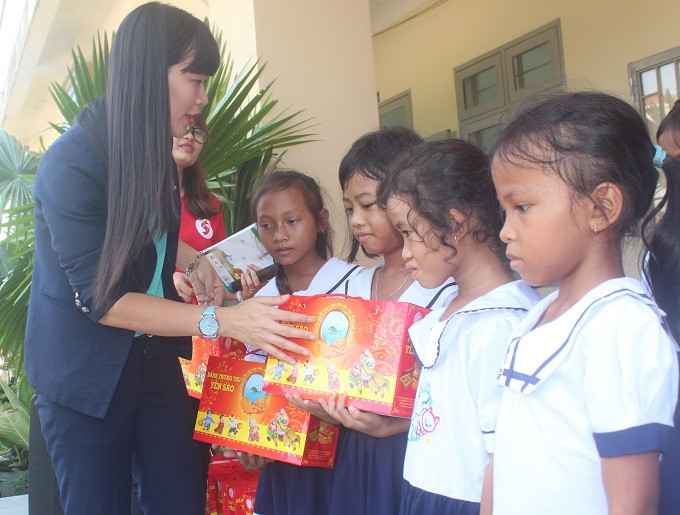 Đại diện Công ty Yến sào Khánh Hòa trao quà trung thu sớm cho các em học sinh.