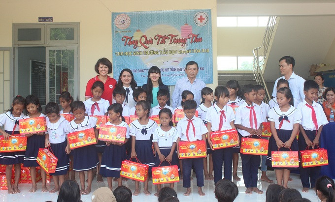 Đại diện Công ty Yến sào Khánh Hòa và Hội Chữ thập đỏ tỉnh trao quà trung thu cho học sinh Trường tiểu học Khánh Hòa Jeju.
