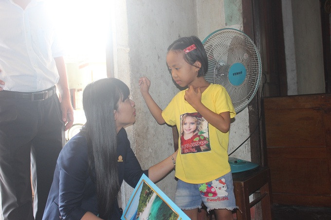 Đoàn cũng đến thăm hỏi em Nguyễn Đặng Mỹ Như 7 tuổi bị ung thư máu ở xã Cam Tân, huyện Cam Lâm.