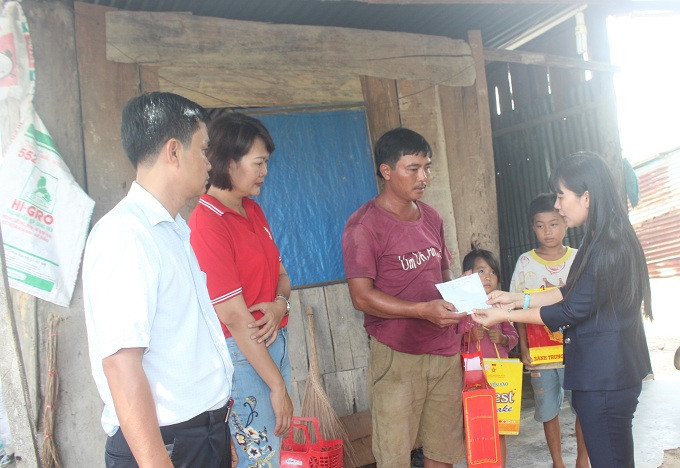 Đoàn cũng đến thăm và hỗ trợ 10 triệu đồng cho gia đình anh Trương Ngọc Chung là hộ nghèo ở xã Cam Tân.