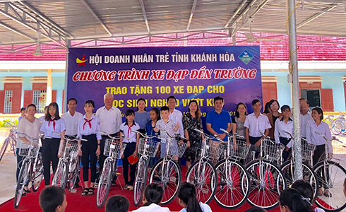 Học sinh nhận xe đạp tại chương trình “Xe đạp đến trường”.