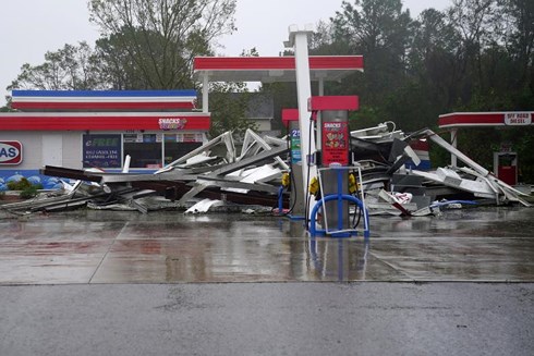Một trạm xăng tại Wilmington bị cơn bão Florence phá nát. Ảnh: Reuters.