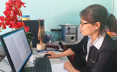 Giáo viên Trường THPT Nguyễn Trãi cập nhật thông tin học bạ điện tử.