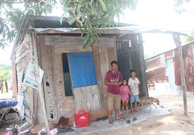 Truong Ngoc Chung and his children live in a poor hut